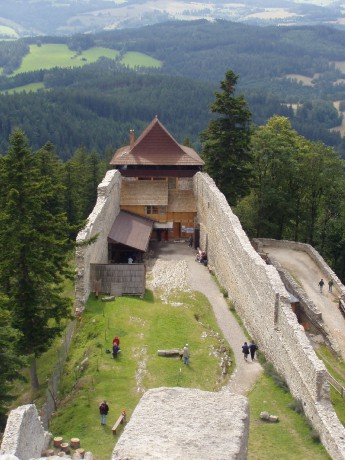 pohled ze Západní věže na nádvoří hradu