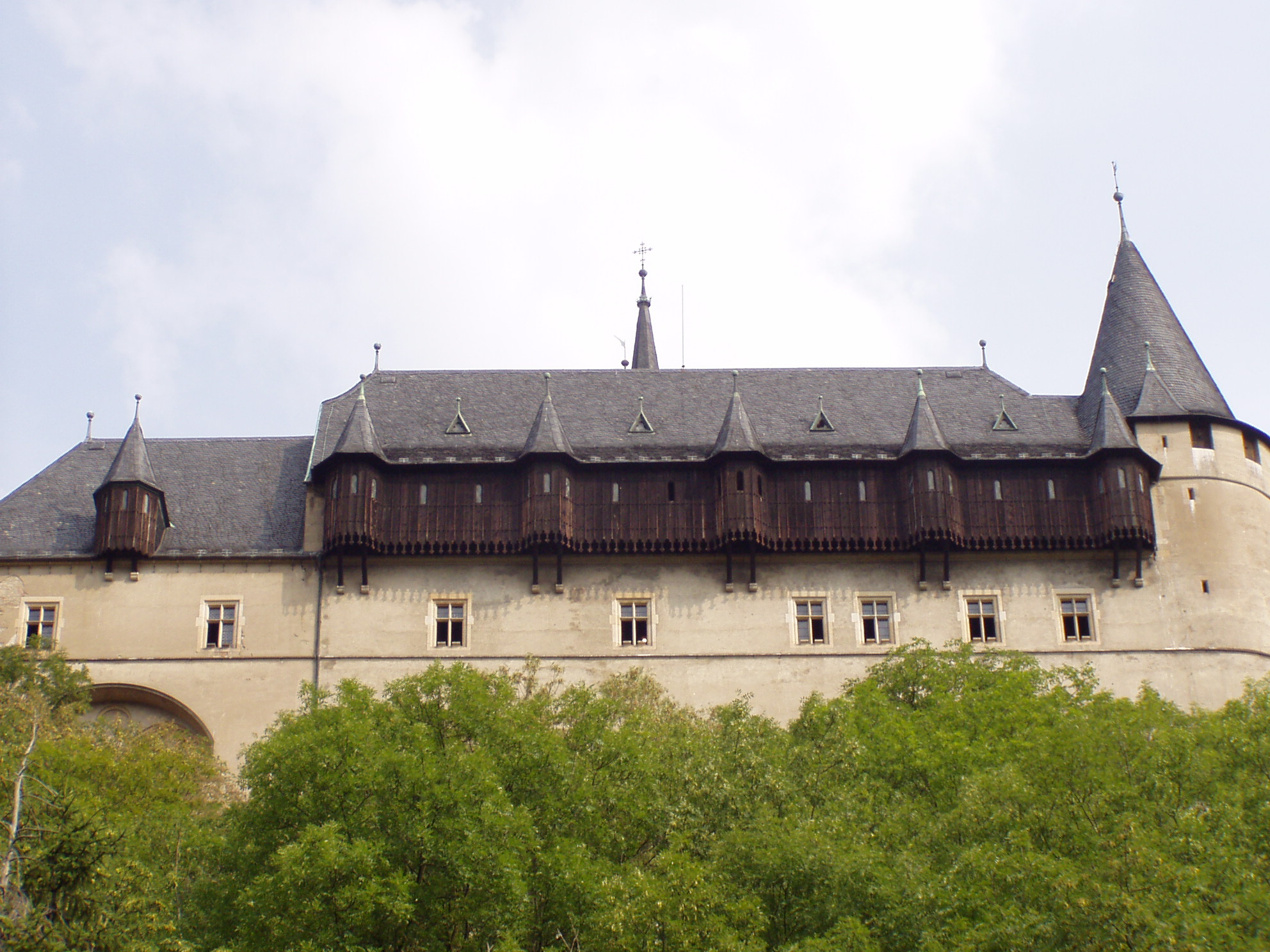 pohled na hrad Karlštejn z cestičky pod hradem...