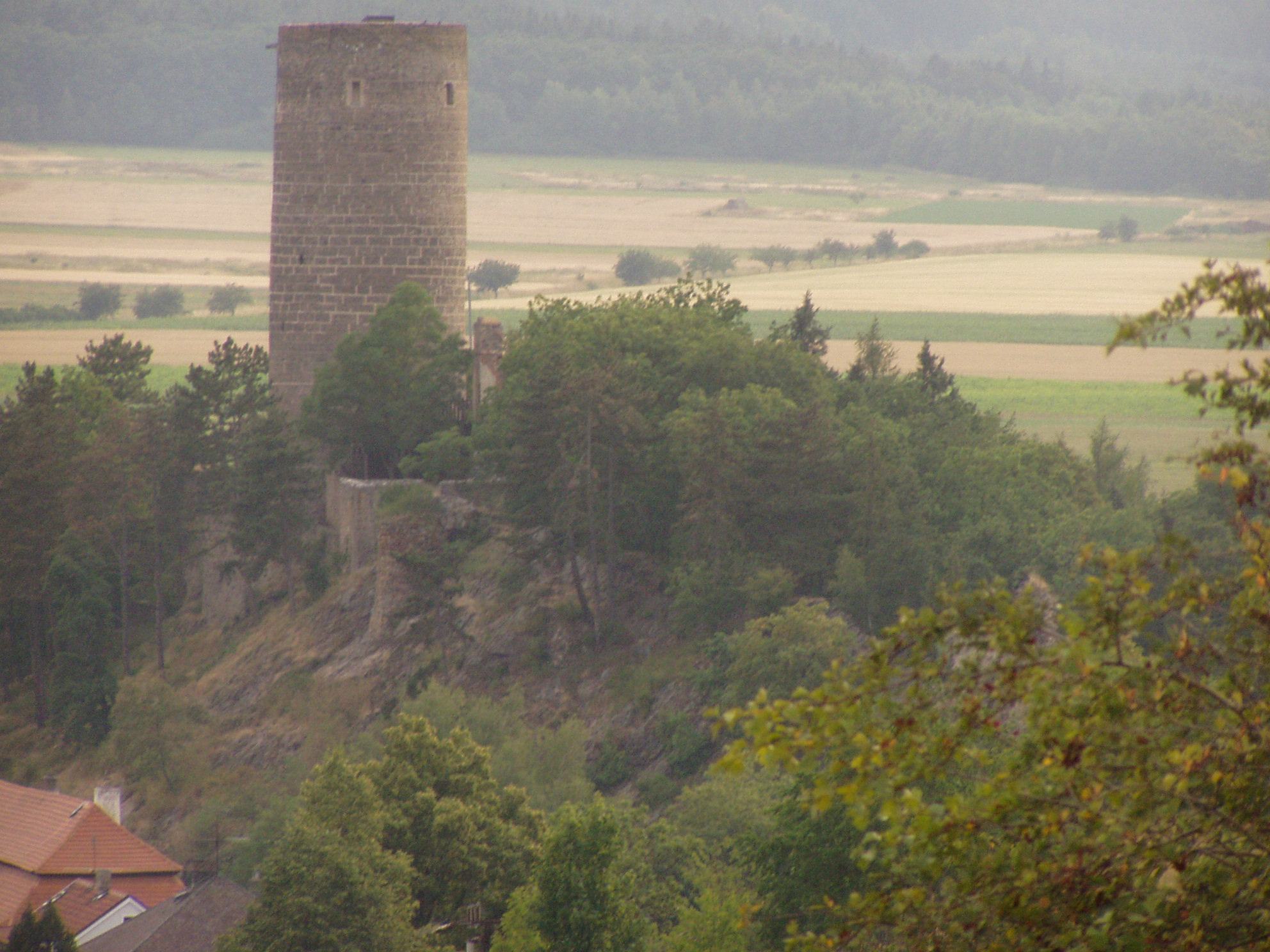 pohled na hrad Žebrák z veřejného parkoviště